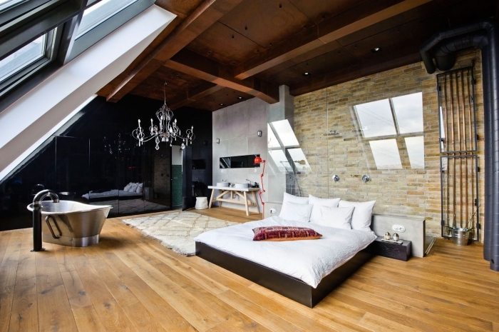 comment décorer une pièce mansardée de style moderne, exemple chambre à coucher avec salle de bain ouverte à plafond en poutres bois exposées