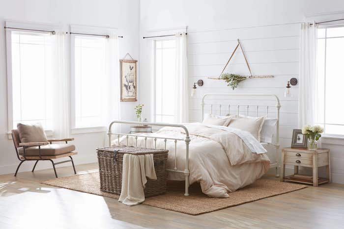 mur décoré de lambris blanch, parquet clair, bout de lit en coffre de rotin, lit métallique blanc, deco tete de lit bois flotté