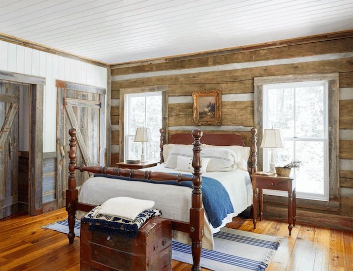 idee deco chambre adulte style rustique avec murs en planches de bois brut, parquet bois, lit vintage bois et bout de lit en coffre vintage, portes bois brut