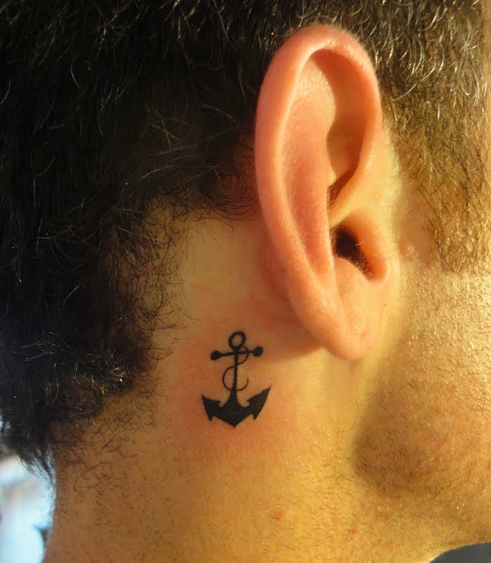 tattoo discret homme ancre marine noire arriere de l'oreille sur le cou