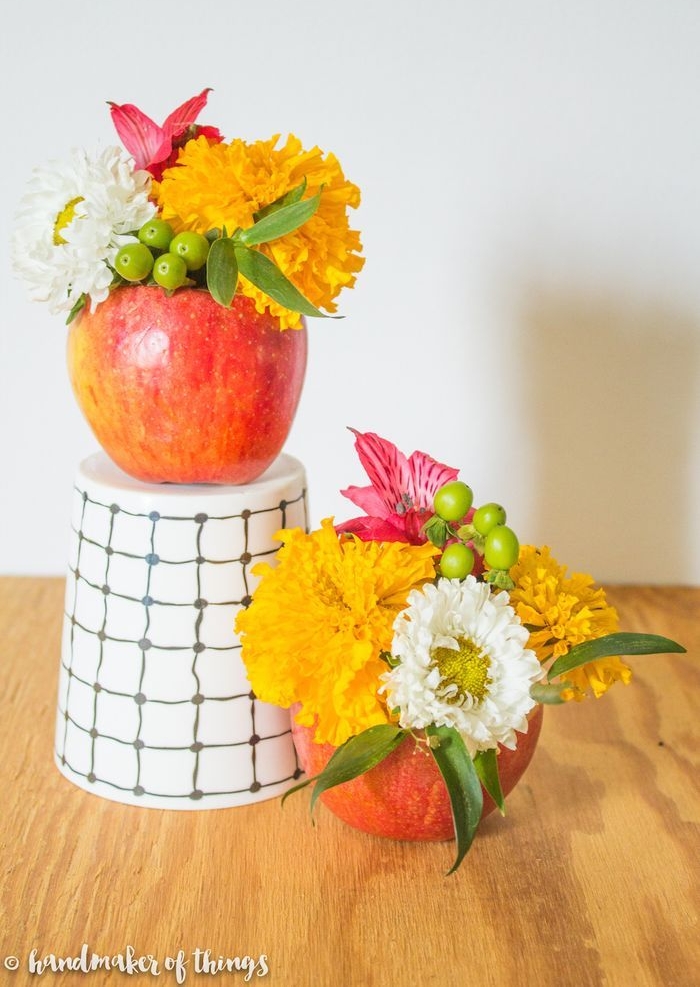 exemple centre de table automne en pomme creusée et transformée en vase avec bouquet de fleurs d automne