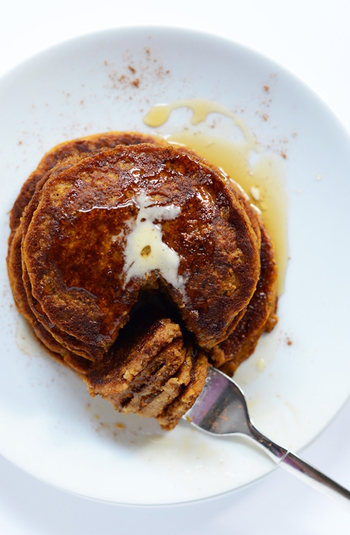 idée de petit-déjeuner équilibré et rassasiant de pancakes gonflés et moelleux à la purée de citrouille et au sirop d'érable