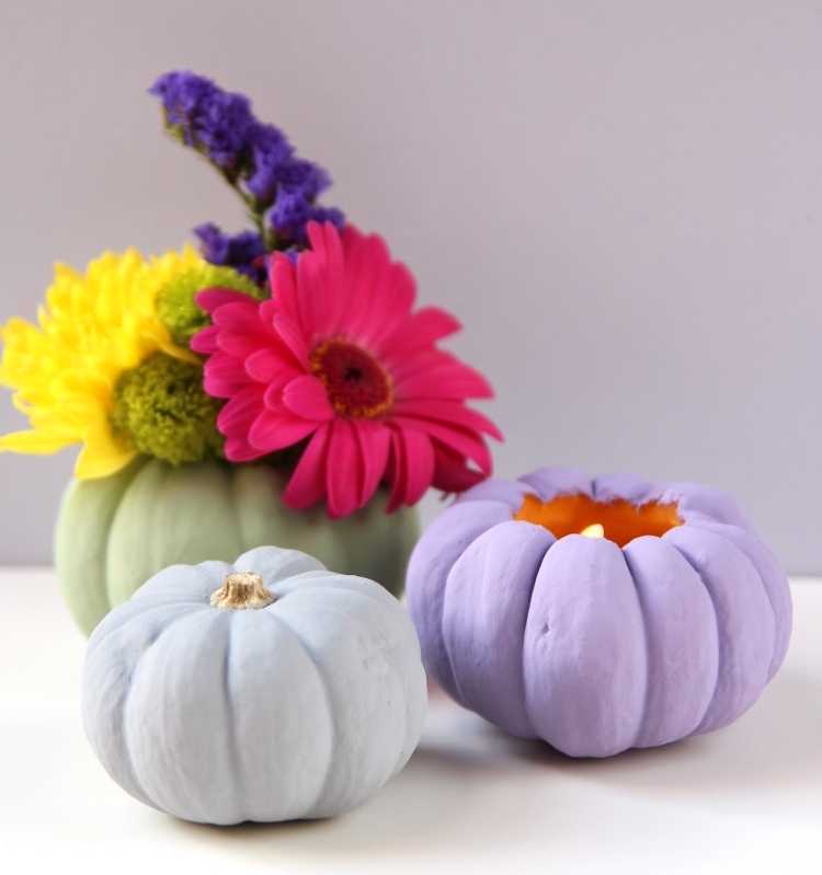 deco automne a faire soi meme, bougeoir ou vase en citrouille repeinte en couleur gris, vert ou violet