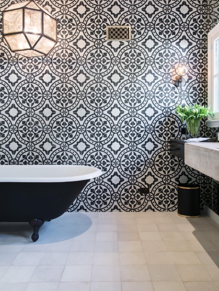 les motifs larges du carrelage effet carreaux de ciment donnent du caractère à la salle de bain au design épuré