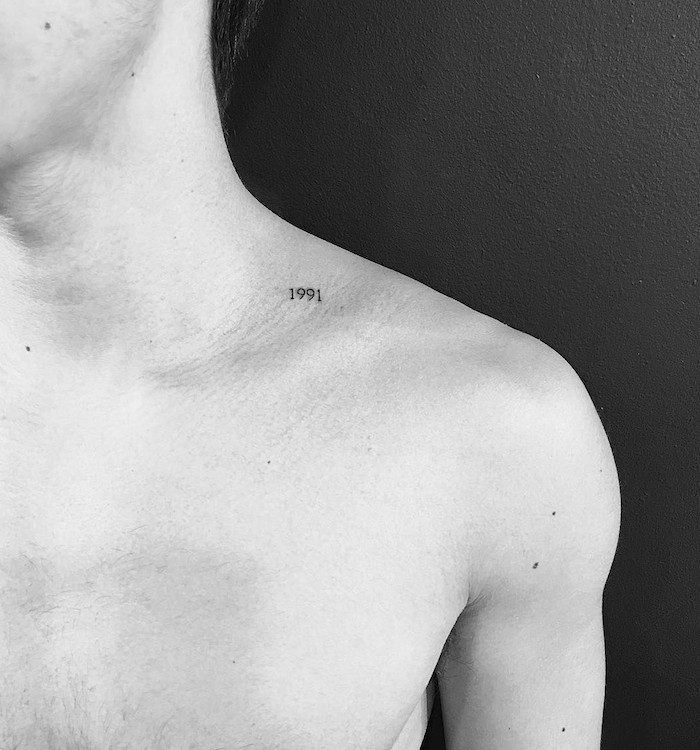 idée de mini tatouage minimaliste année de naissance 1991 sur l'épaule clavicule