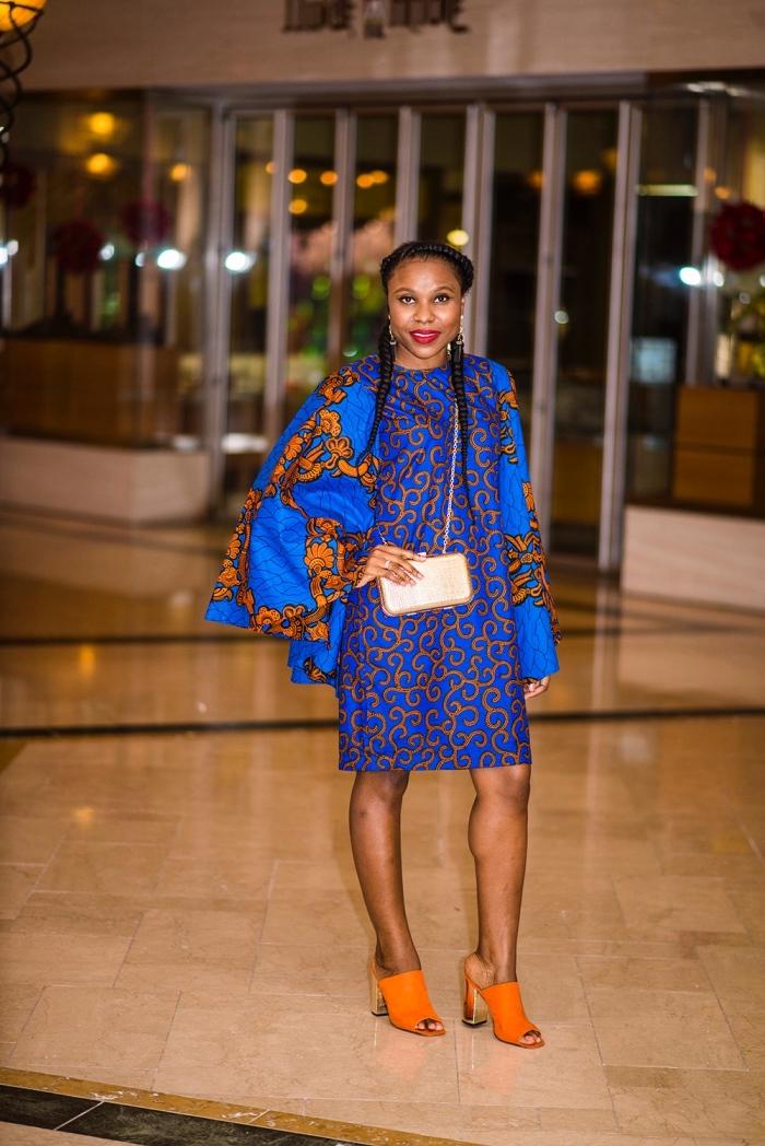 modele de robe africaine fluide à manches évasées qui joue sur les imprimés africains