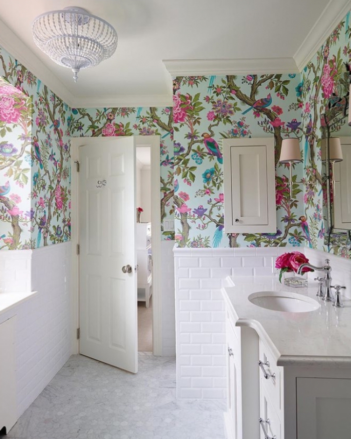 tapisserie moderne dans la salle de bains pour refaire les murs sans les habiller entièrement de papier peint