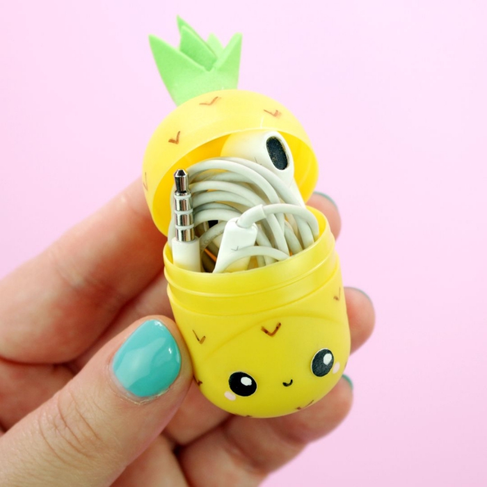 idée originale pour recycler des oeufs kinder en mini-boîte kawaii pour garder ses écouteurs, idée de bricolage original avec objet recyclé