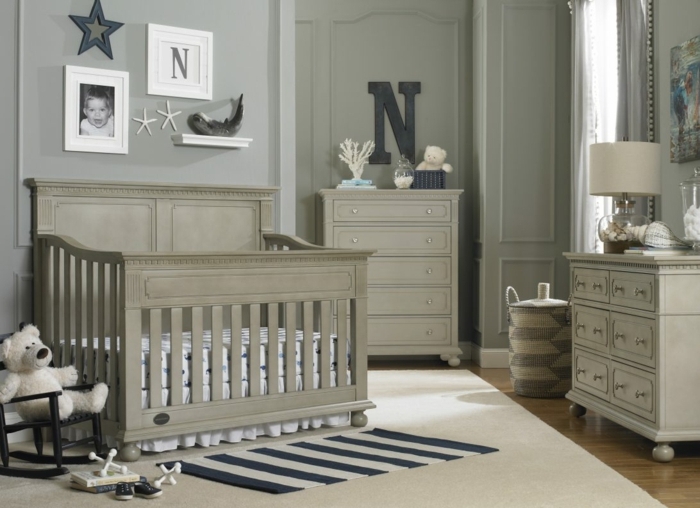 lit bébé gris, tapis gris, petit tapis rayé, photos encadrés, peinture chambre enfant grise