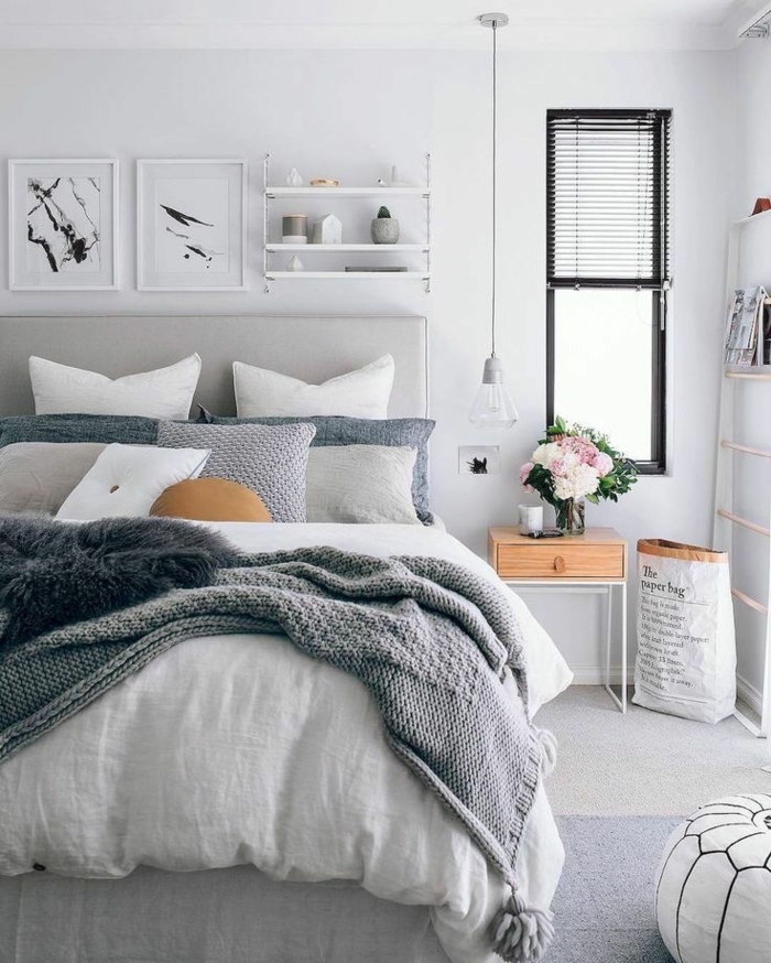chambre grise, deco chambre moderne style scandinave, lampe suspendue, cadres peintures, chevet bois et blanc