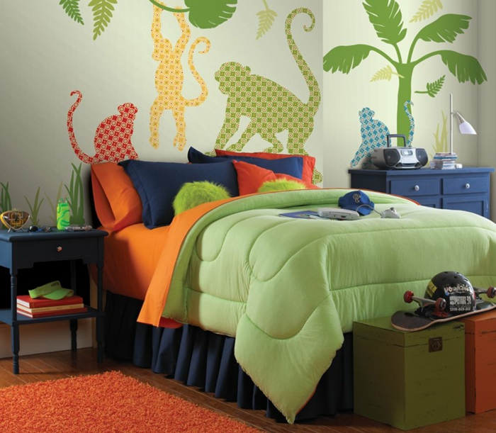 tapis orange, papier peint singes, lit en bleu et vert, linge de lit coloré, idee deco chambre garcon