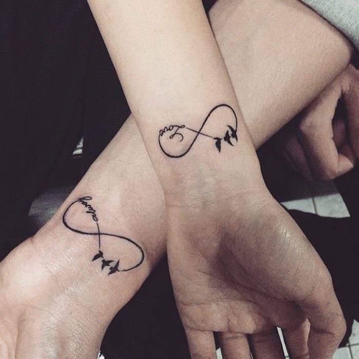 Idée tatouage infini amour commun, couple tatouage amour éternel, une idée de dessin simple avec oiseaux et le symbole de l'infini 