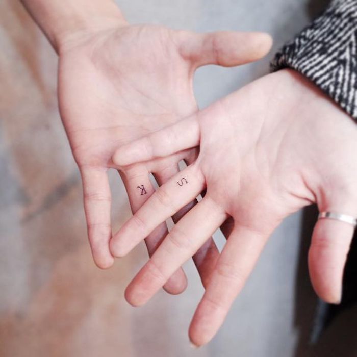 Initiales discrets sur les doigts de ceux gens qui s aiment, beau tatouage complémentaire, tatouage commun, couple choix tattoo