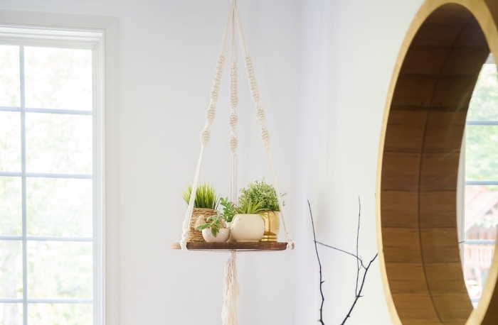 exemple de décor moderne dans un salon blanc aménagé avec meubles et accessoires de bois, modèle suspension plante en bois et macramé