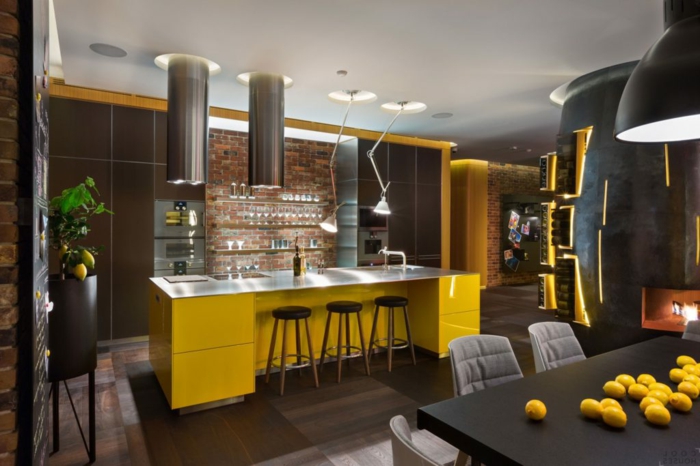 cuisine à déco industrielle, grand bar jaune avec plateau en aluminium, grande table de repas noire, lampes pendantes industrielles