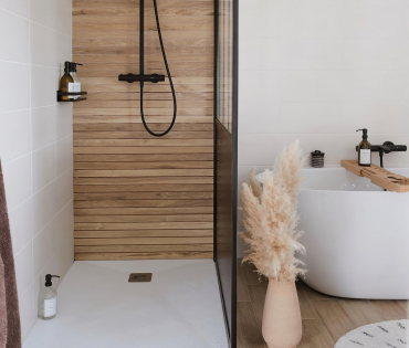 italienne petite salle de bain moderne pan mur effet bois douche noire