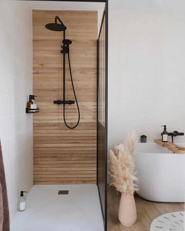 italienne petite salle de bain moderne pan mur effet bois douche noire