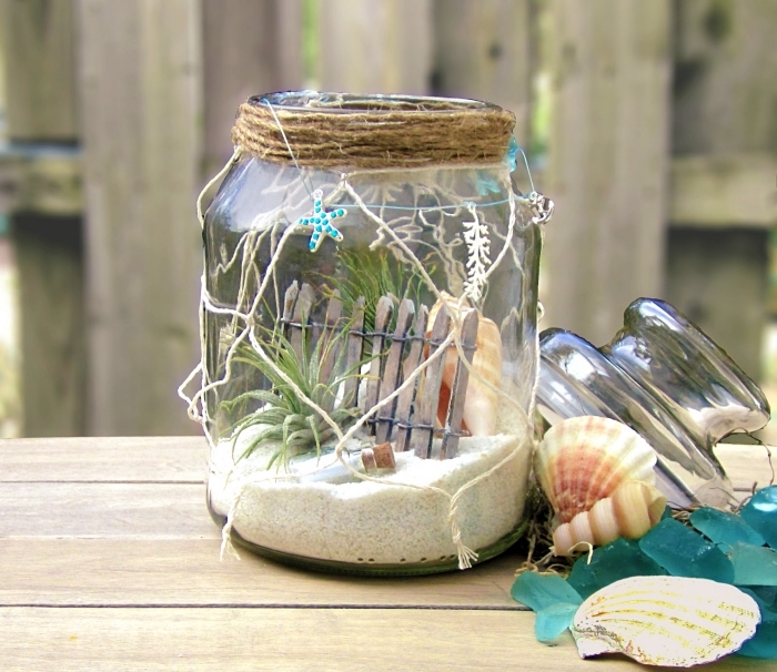 objet diy à design marin avec plantes vertes, modèle mini jardin de plage avec sable et plantes succulentes dans un bocal en verre