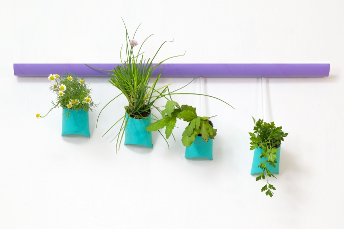 pots pour plantes suspendues réalisés avec des rouleaux de papier toilette recyclés, bricolage récupération avec rouleaux de papier toilette