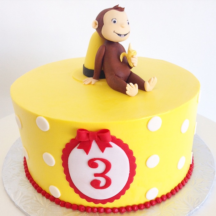 Un gâteau d anniversaire rigolo gateau anniversaire enfant celebrer, jaune pate a sucre, cool idee de gateau avec figurine de signe 