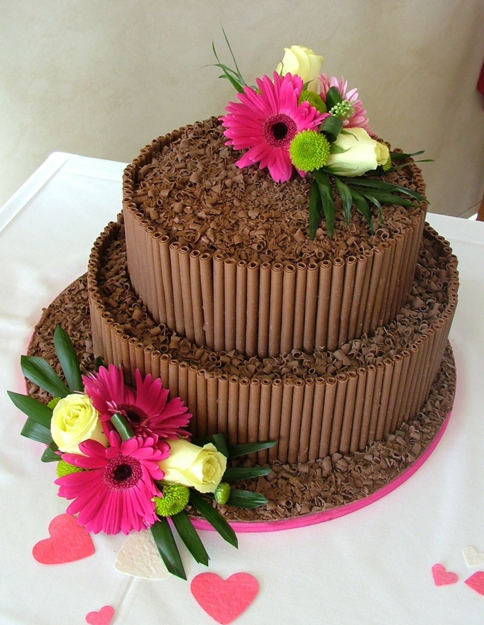 gateau anniversaire chocolat, décoration de fleurs colorées, patisserie élégante de deux étages