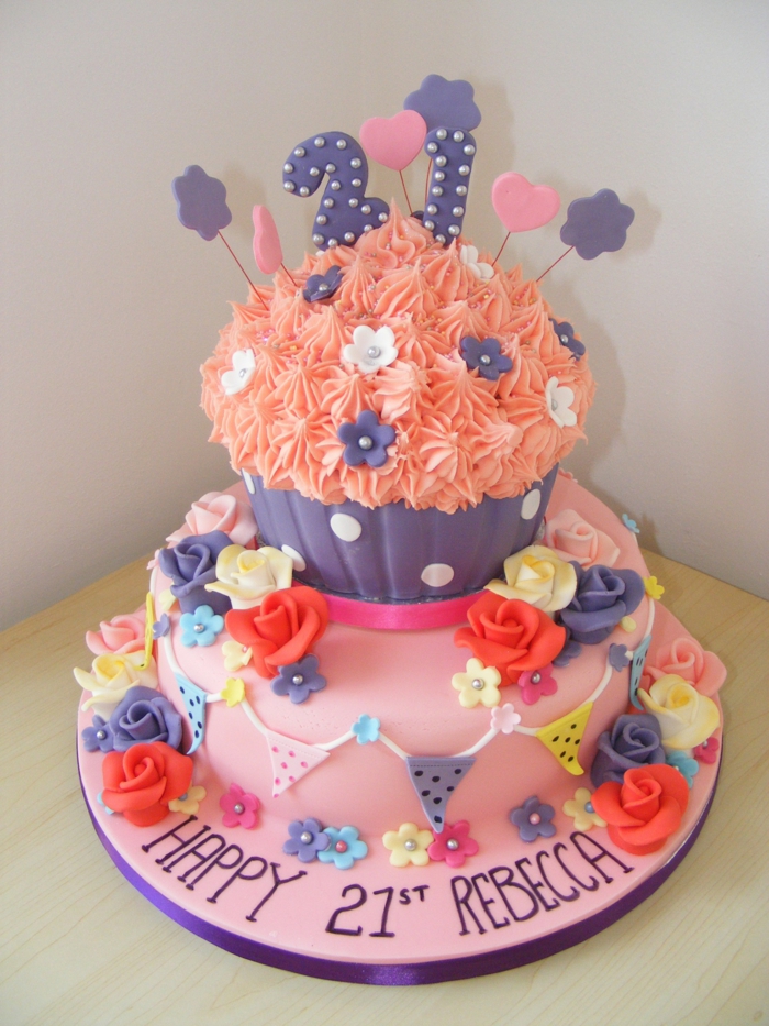 gateau à étages rose et orange, sculpture de cupcake sur le gâteau, inscriptions et fleurs comestibles