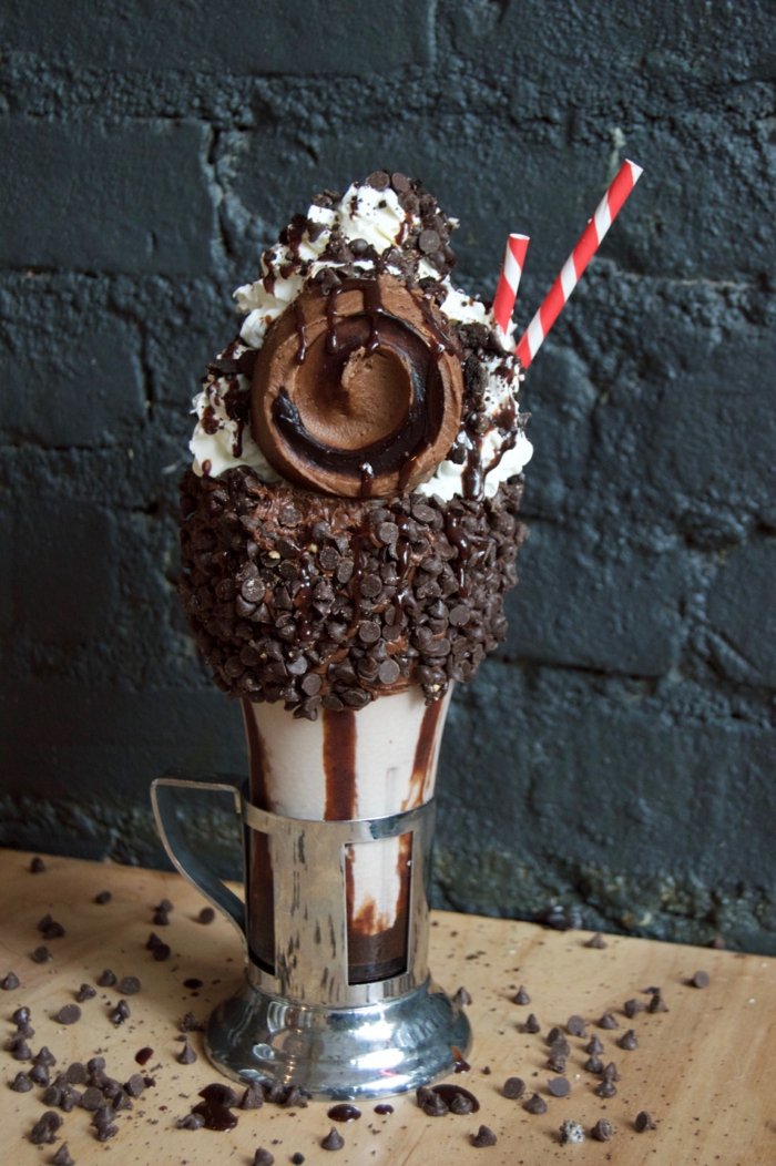milkshake au chocolat glaçage somptueux avec chocolat noir et crème, pailles
