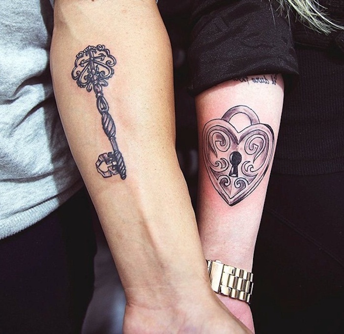 tatouage cadenas, initiale tatouage pour deux, tatouage amour éternel, tatouage amour et fidelite, symbolique expression d amour