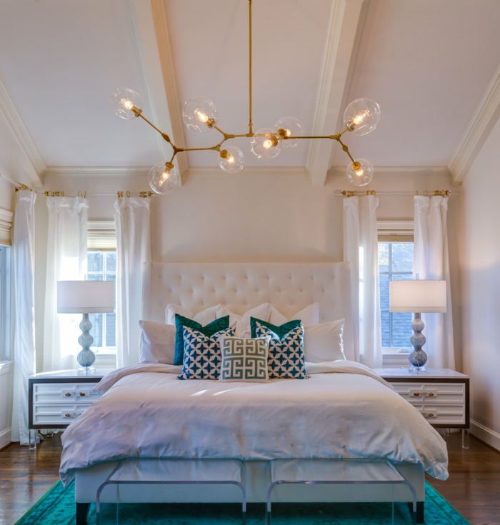 chambre romantique, lampe molécules, tête de lit blanche, coussins bleus et blancs, chevets avec rangement