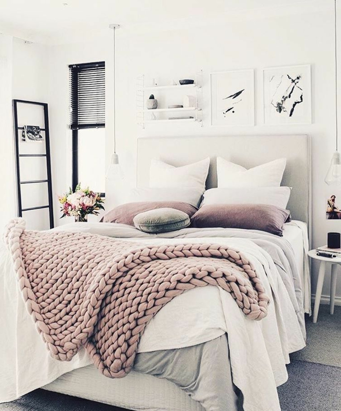chambre blanche, échelle décorative, plaid tricoté rose, peinture murale blanche, coussins