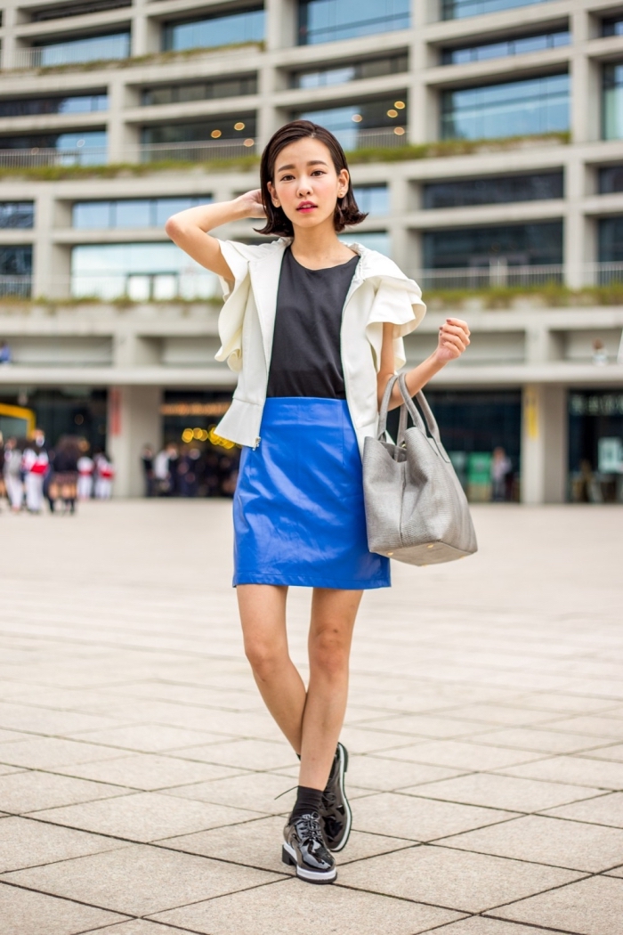 look moderne chic en jupe courte de couleur bleu flashy combiné avec top noir et une paire de derbies femme cuir