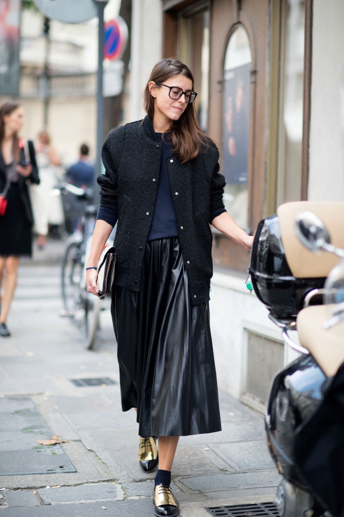 look total noir en jupe longue simili cuir combinée avec un manteau loose et une paire de derbies plats à design métallique or et noir