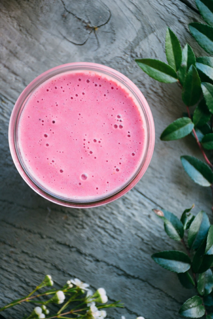 smoothie rose de lait et fraises, couleur brillante de boisson révitalisante