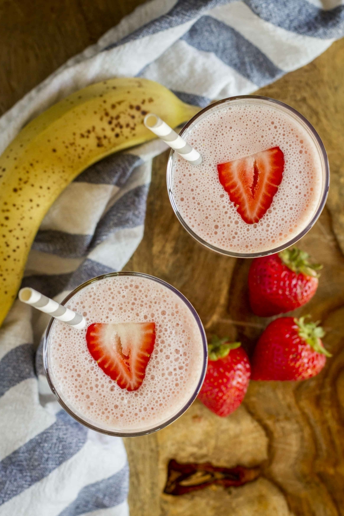 recettes de smoothie fraises et banane, smoothie maison facile et sain décoré de tranches de fraise 