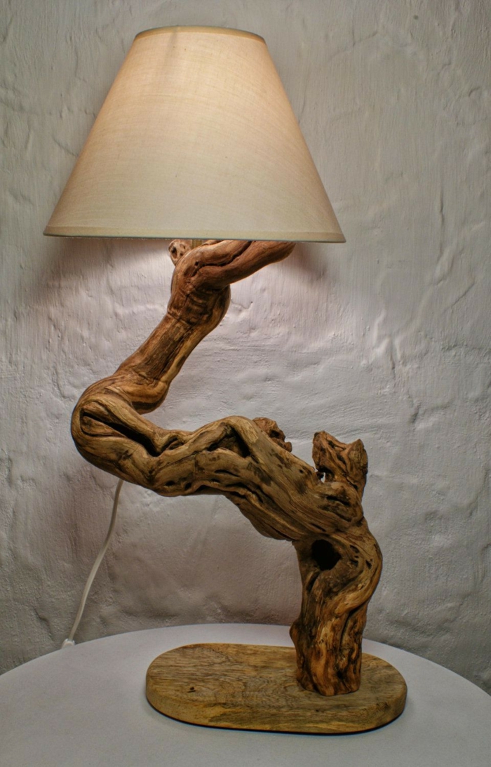 lampe bois flotté, abat-jour et bras en bois flotté, mur blanc, créations en matériaux naturels