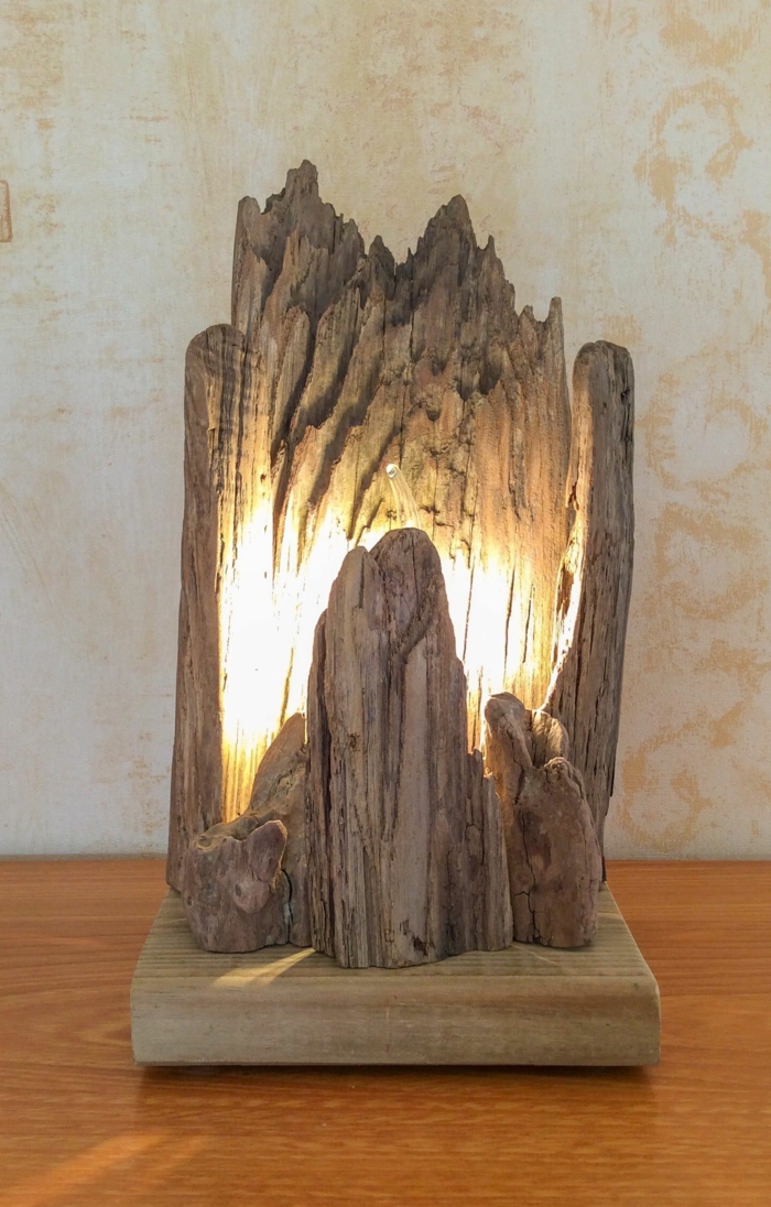 lampe bois flotté, morceau de bois naturel forme irrégulière illuminé de l'intérieur