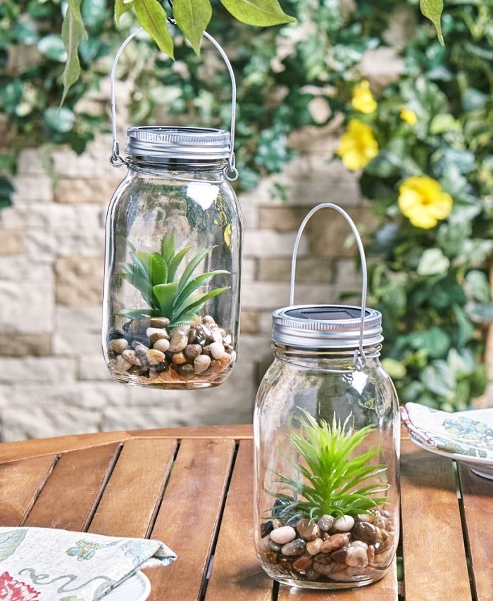 comment recycler des vieux bocaux en verre, idée loisir créatif avec végétaux, plante en bocal fermé avec galets