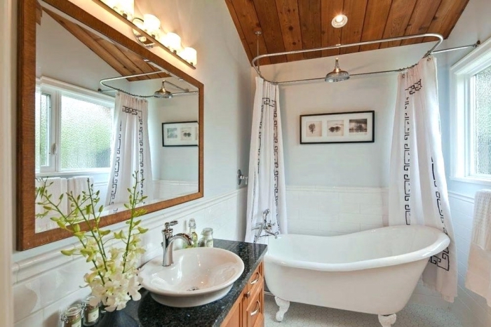décoration intérieur traditionnel et moderne avec baignoire îlot, modèle aménagement petite salle de bain 5m2