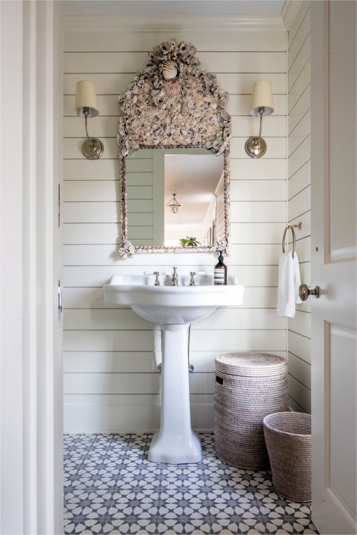 une salle de bain carreaux de ciment au charme d'antan qui s'harmonise avec le lambris blanc et le lavabo vintage d'esprit campagne chic