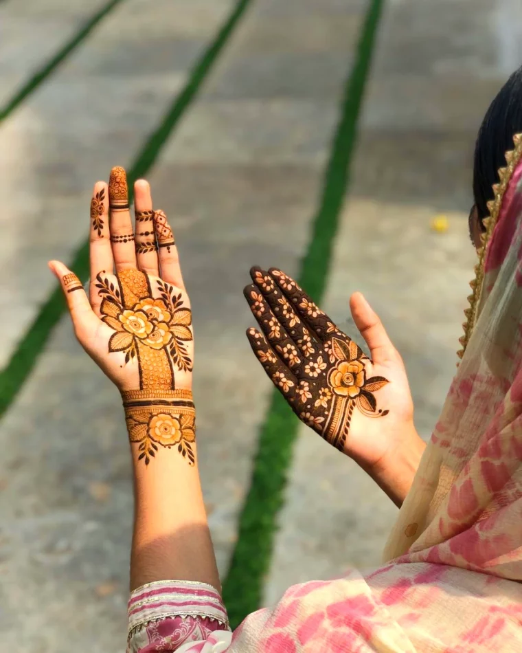 le tatouge henne est il pour tout le monde mains fleurs