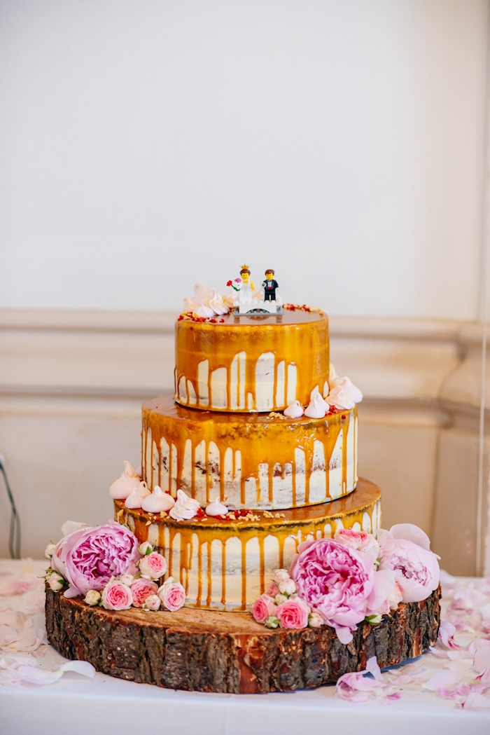 Un gâteau Lego figurines mariage fantastique, wedding cake mariage original, gateau pour mariage jeux, la meilleure idée