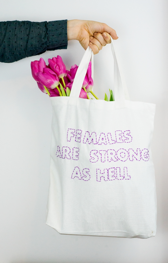 exemple de décoration en fil violet sur tissu blanc, modèle de sac cabas blanc avec broderie lettres inspirantes en fil