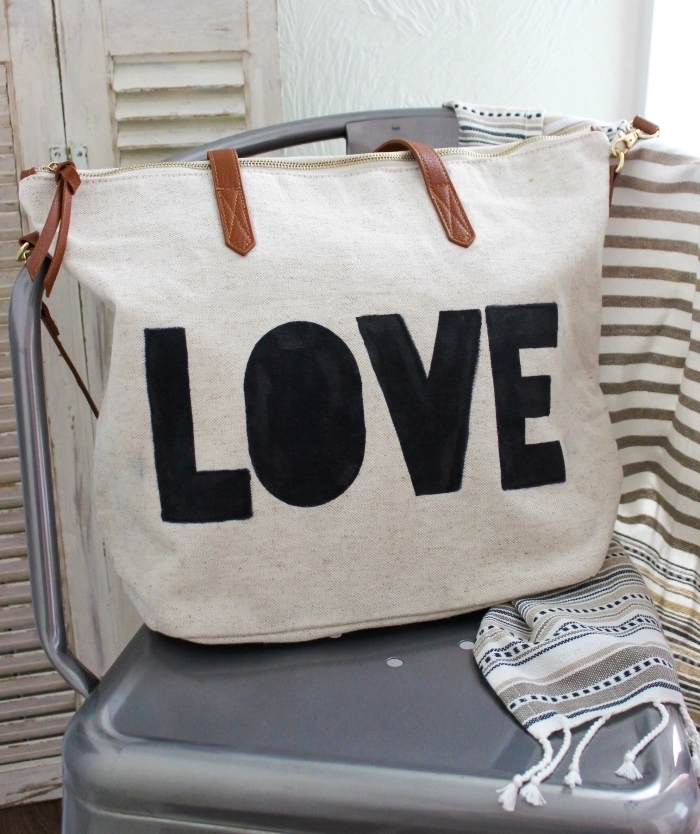 sac cabas cuir souple sur la poignée marron, modèle sac à main DIY avec lettres love réalisées avec marquer et pochoir