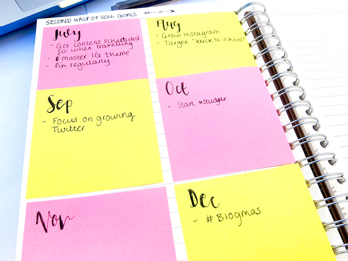 liste des objectifs à accomplir mois par mois en post it rose et jaune, idée d agenda original a faire soi meme