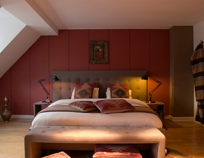 chambre à coucher en couleurs poudrées, banquette de lit rose, lampes de chevet industrielles, décoration chambre adulte moderne
