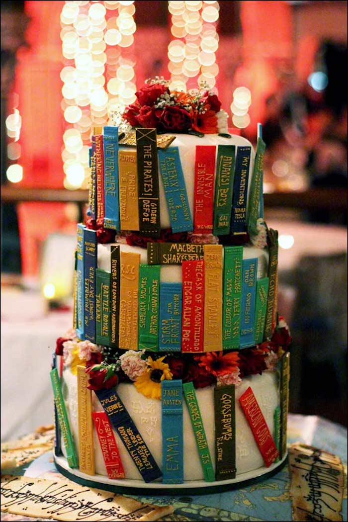 Originale idée gateau piece montee, wedding cake mariage, gateau mariage thematique livres