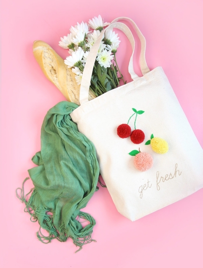 tote bag blanc avec déco fruités à design pêche et cerises réalisés avec pompons et fil brodé vert, modèle sac à main personnalisé facile