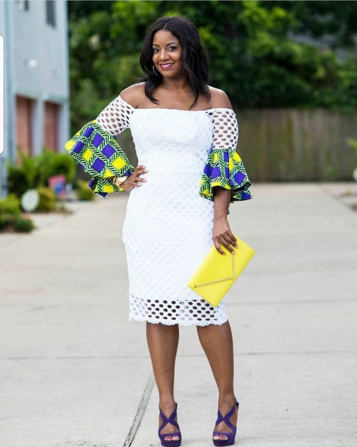 tenue africaine chic et moderne, robe blanche effet dentelle à manches évasées en tissu wax jaune, vert et bleu