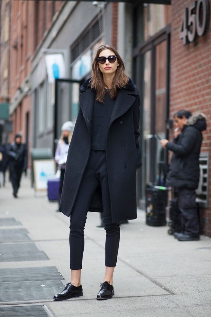 comment bien s'habiller en pantalon et blouse noir combinés avec une paire de chaussures plates, modèle derbies femme