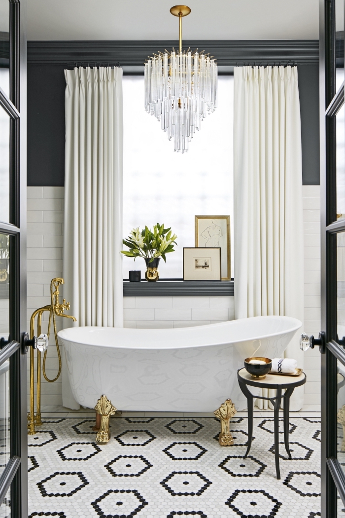 joli modèle de salle de bain à espace limité décorée avec style et classe, modèle baignoire îlot blanche avec pieds dorés